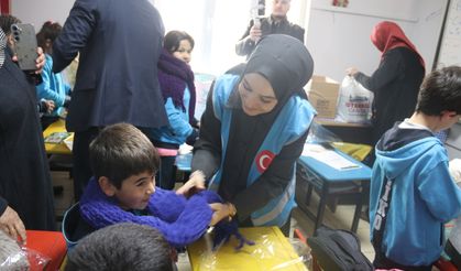 TÜGVA öncülüğünde depremzede kadınlardan öğrencilere atkı desteği
