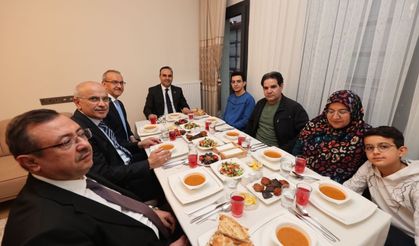 Bakan Kacır Yeni Evine Kavuşan Ailenin İftar Sofrasına Konuk Oldu