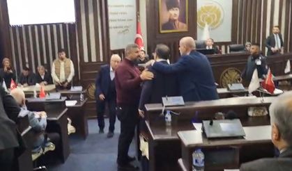Büyükşehir Meclisi Karıştı: Göçer'in CHP'ye Sert Sözleri Tansiyonu Yükseltti