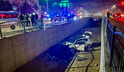 Direksiyon Hakimiyetini Kaybeden Sürücü Sulama Kanalına Uçtu