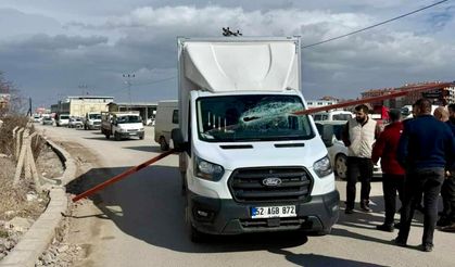 Malatya'da Rüzgarın Savurduğu Demir Parça Aracın İçine Girdi