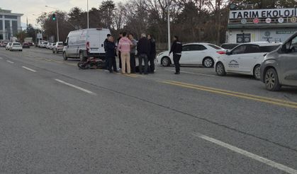 Otomobilin Çarptığı Motosiklet Sürücüsü Yaralandı