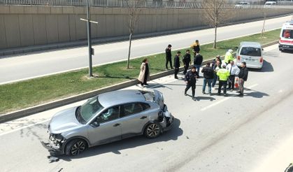 Çevreyolunda Korkutan Kaza: Otomobil Refüje Savruldu