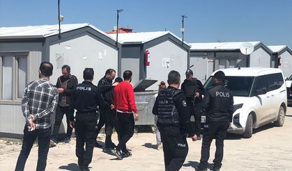 Konteynere Kendisini Kilitledi, Polis Alarma Geçti