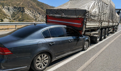 TIR'ın Altına Giren Otomobilden Mucize Kurtuluş