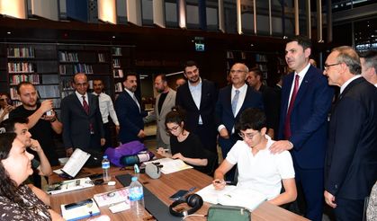 Bakan Kurum Şehir Kütüphanesi'nde Gençlerle Buluştu