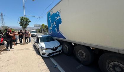 Otomobil Tıra Arkadan Çarptı; Kaza Ucuz Atlatıldı