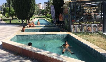 Sıcaktan Bunalan Çocukların Serinlik Adresi Süs Havuzu Oldu