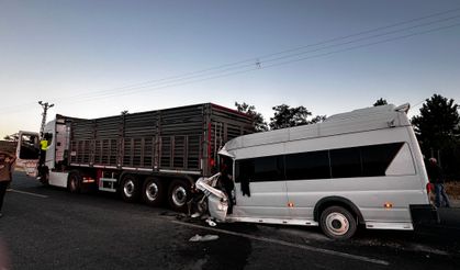 Tarım İşçilerini Taşıyan Minibüs Tırın Altına Girdi: 11 Yaralı