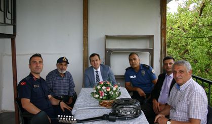 Cümbüş Ustası Kadir Durak'a 90. Yaş Sürprizi