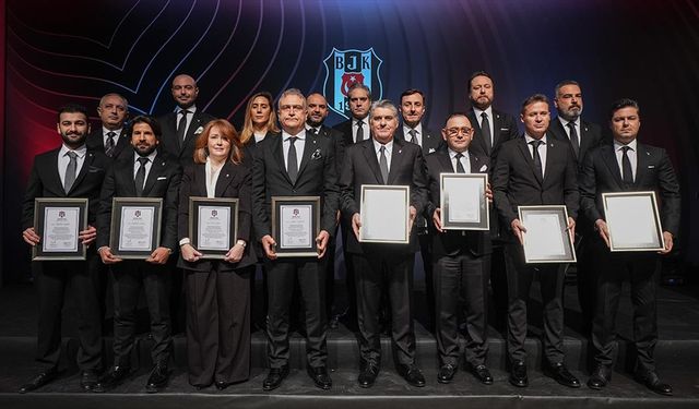 Beşiktaş'ta başkanlığa seçilen Serdal Adalı ve yönetimi, mazbatalarını aldı