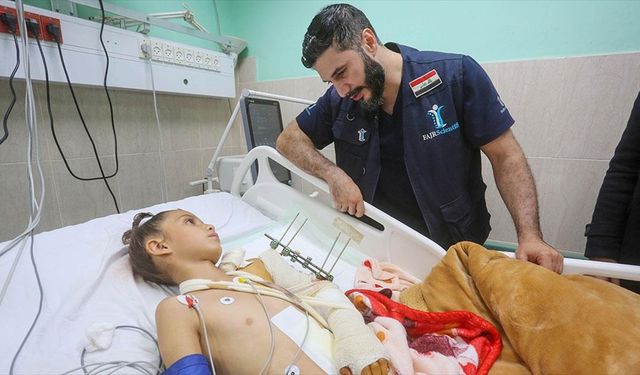 Iraklı doktor, Gazzeli küçük kızın İsrail saldırısında 3 gün önce kopan kolunu yerine dikti