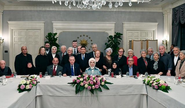 Cumhurbaşkanı Erdoğan'dan eşi Emine Erdoğan'ın yaşlılarla iftarına sürpriz ziyaret