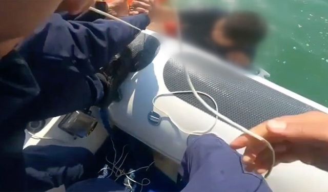 Antalya'da denizde alabora olan teknedeki 4 kişi kurtarıldı