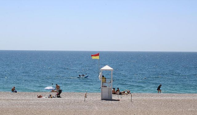 Antalya Konyaaltı Sahili'nde sezon hazırlıkları tamamlandı