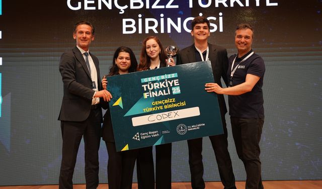 Bilfen Üsküdar Fen Lisesi öğrencileri "Yılın Girişimi" ödülü kazandı