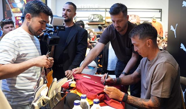 Galatasaray'ın Uruguaylı file bekçisi Muslera, imza gününde taraftarla buluştu