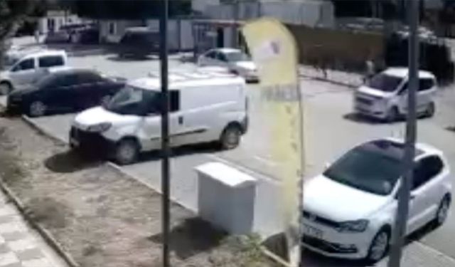 İslahiye'de sahipsiz köpeklerin vatandaşları rahatsız etmesi kamerada