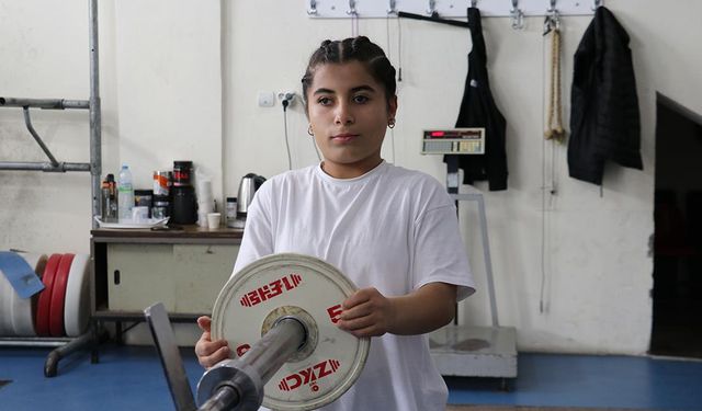 Patronunun yönlendirmesiyle haltere başlayan Rümeysa Balıkaya'nın hedefi büyük