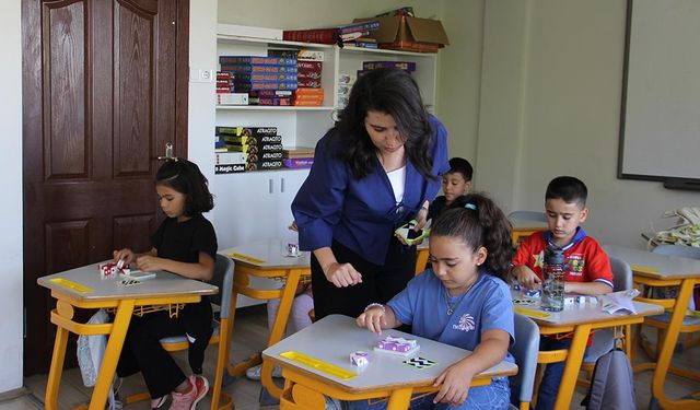 'Dahi çocuklar' atölyelerle eğlenirken öğreniyor