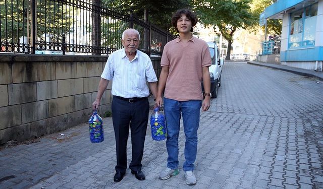 Dede ve torunu engellilerin hayatına dokunmak için mavi kapak topluyor