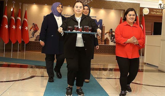 Down sendromlu Çağla ve Elif, istihdam edildikleri valiliğe neşe kattı
