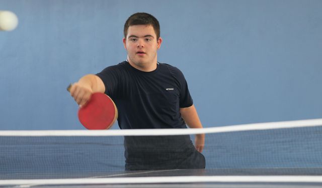 Down sendromlu masa tenisçi Göktuğ Onur milli takıma girmek için raket sallıyor