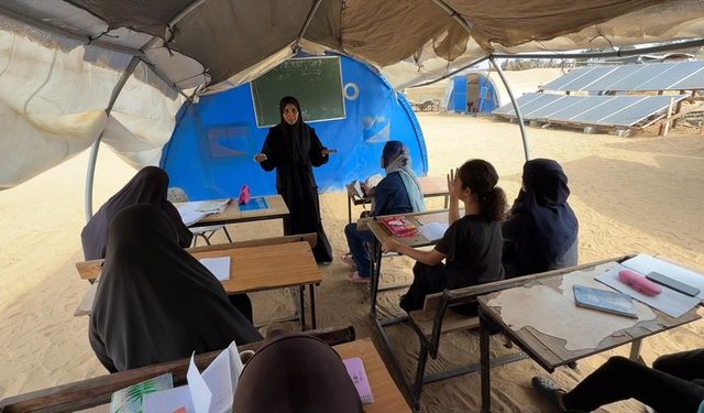 İsrail'in 3 yıldır 'eğitim soykırımı' uyguladığı Gazze'de öğretmenler çocukların geleceğini kurtarmaya çalışıyor