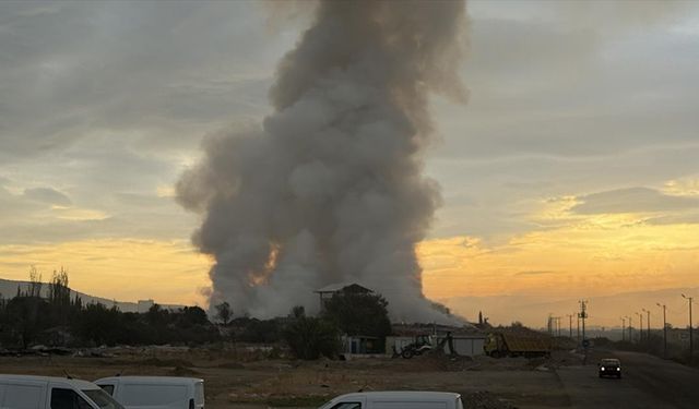 İzmir'de çöp aktarma noktasında çıkan yangına müdahale ediliyor