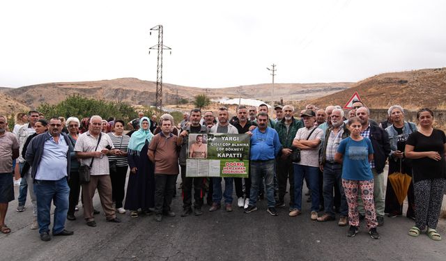 İzmir'de mahalle sakinleri çöp depolama alanının yolunu kapattı