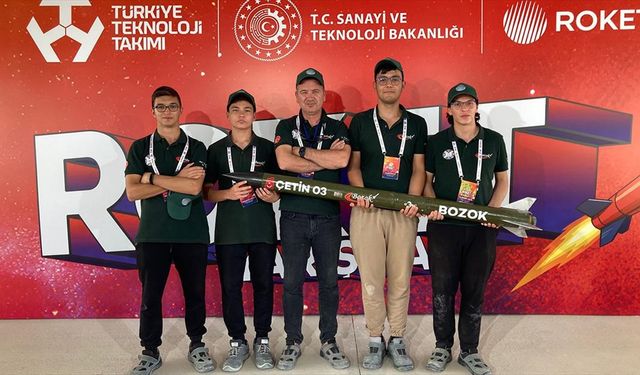Lise öğrencileri geliştirdikleri roketle TEKNOFEST'te birinci olmanın mutluluğunu yaşıyor