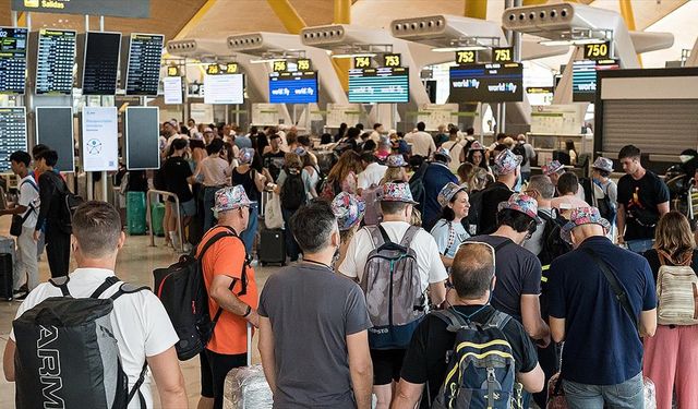 Madrid havalimanında özel güvenlik çalışanlarının grevi nedeniyle uzun kuyruklar oluştu