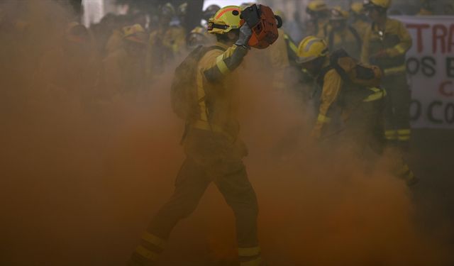 Madrid'de süresiz grevde olan orman itfaiyecileri gösteri yaptı