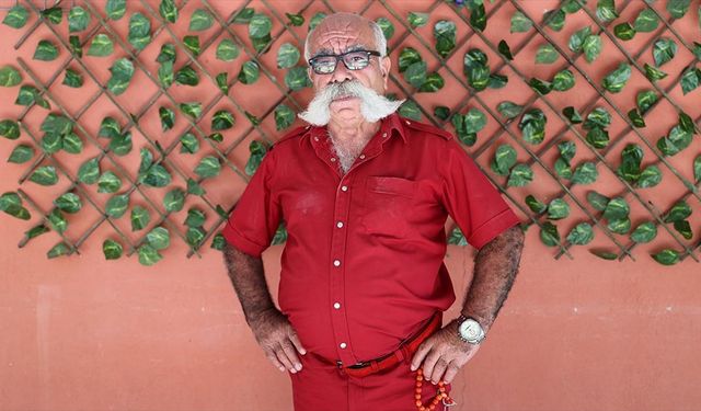 Nevşehir'in 'renkli pala'sı 50 yıldır tek renkli giysilerle geziyor