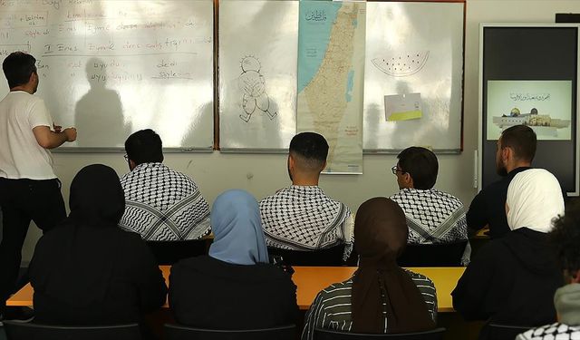 Omuzlarında kefiye, sınıf duvarında asılı Filistin Devleti haritasıyla Türkçe öğreniyorlar