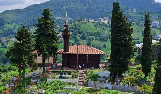 Trabzon'un yüzlerce yıllık camileri taş ve ahşap sanatının zengin örneklerini sergiliyor