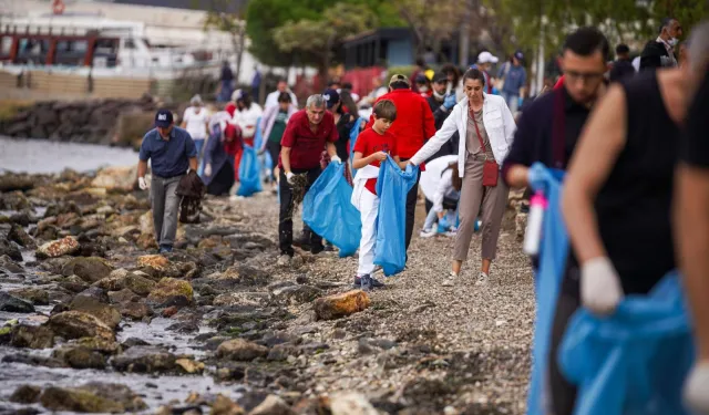 İzmirlilerden rekor için kıyı temizliği