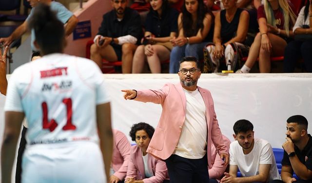 Basketbol antrenörleri, meme kanseri farkındalığı için parkeye pembe ceketle çıkıyor