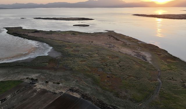 Beyşehir Gölü'nde kuraklık nedeniyle Kıstıfan Adası karayla birleşti ve adacık sayısı arttı
