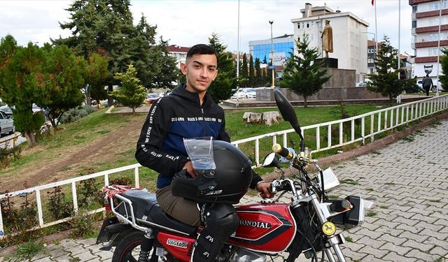 Cezadan sonra kask kullanmaya başlayan kurye, kaza geçirince polise teşekkür etti