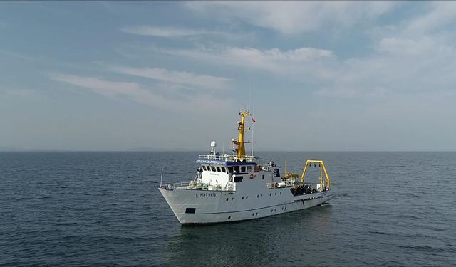 Ege Denizi'nde iklim değişikliğinin izlerini Koca Piri Reis gemisiyle sürüyorlar