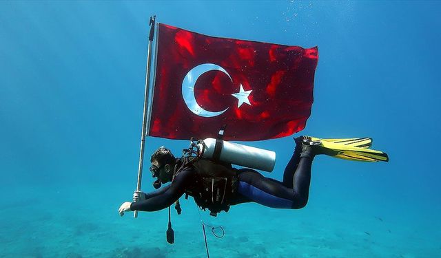 Fethiye'de Cumhuriyet Bayramı'nı su altında bayrak açarak kutladılar
