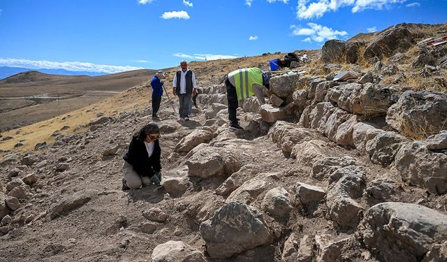 Garibin Tepe'de bulunan surlar arkeologları heyecanlandırdı