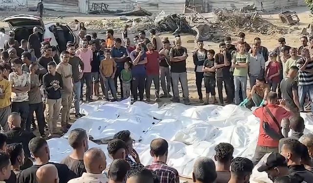 Gazze'de İsrail'in katlettiği 120 kişinin naaşı geçici defnedildikleri yerlerden alınarak mezarlığa taşındı