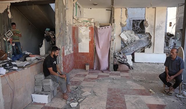 Gidecek yeri olmayan Filistinli aile evlerine düşen 'patlamaya hazır' bombayla yaşıyor