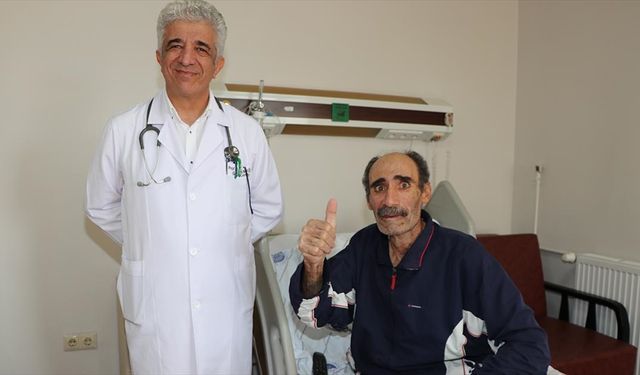 Hastanın akciğerinden alınan karpuz büyüklüğündeki kitle 30 yıllık cerrahı şaşırttı