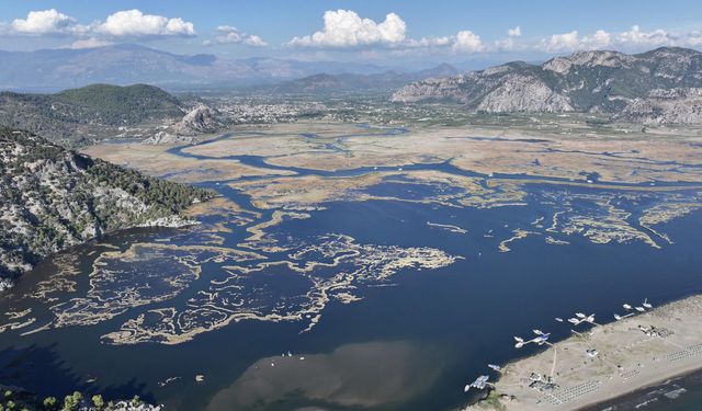 Havadan görünümüyle labirenti andıran Dalyan Kanalı, ekimde de turist çekiyor