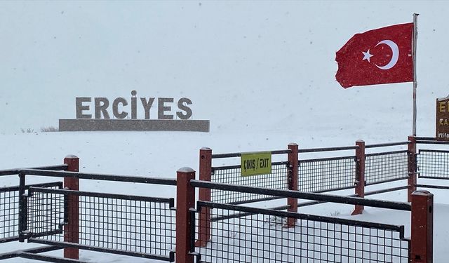 İç Anadolu'nun zirvesi Erciyes'te kar etkili oluyor