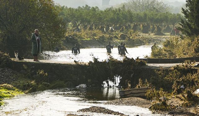 İzmir Foça'da selde kaybolan kişiyi arama çalışmaları sürüyor
