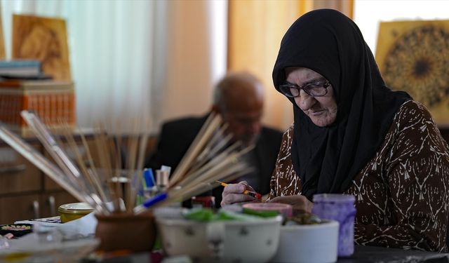 İzmir'de huzurevi sakinleri sanat etkinlikleriyle sosyalleşiyor